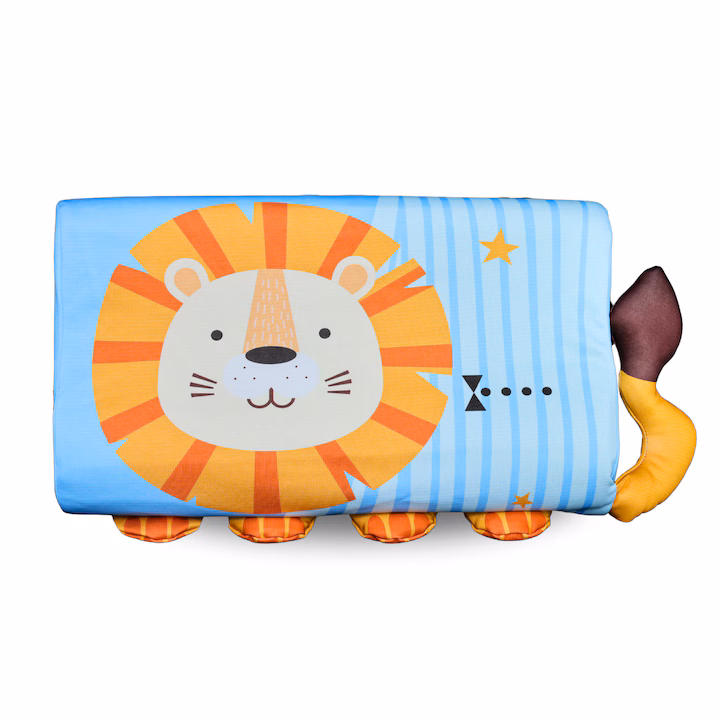 Perna pentru copii, din spuma cu memorie, ergonomica, husa antialergica si respirabila, cu 2 inaltimi si suport pentru gat, personaj blue lion, 2-10 Ani